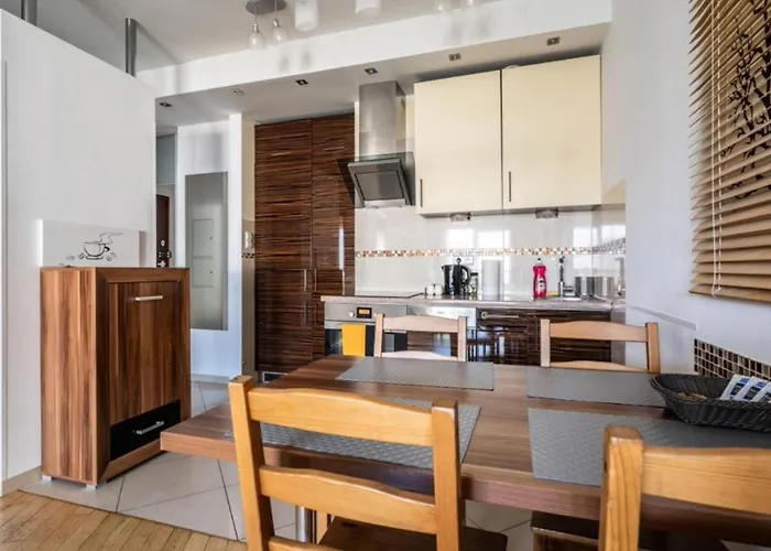 Close-golden - Spacious & Bright In Platinum Towers By Browary Warszawskie *