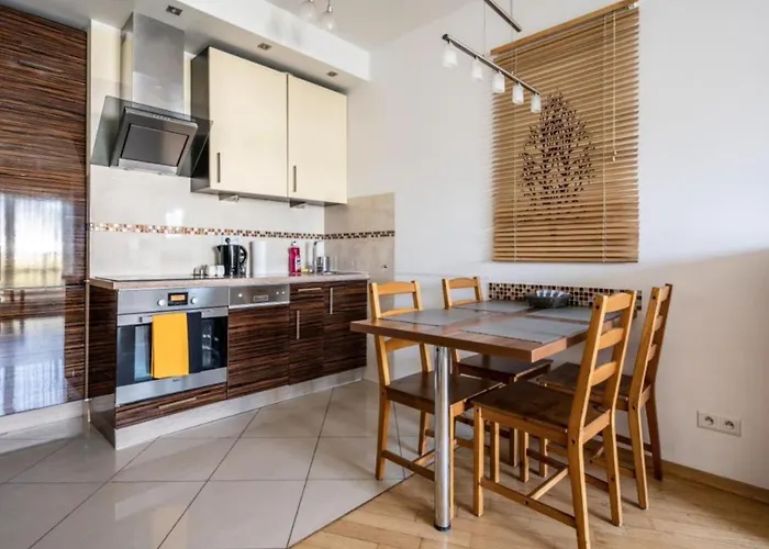 Close-golden - Spacious & Bright In Platinum Towers By Browary Warszawskie Apartment Warsaw